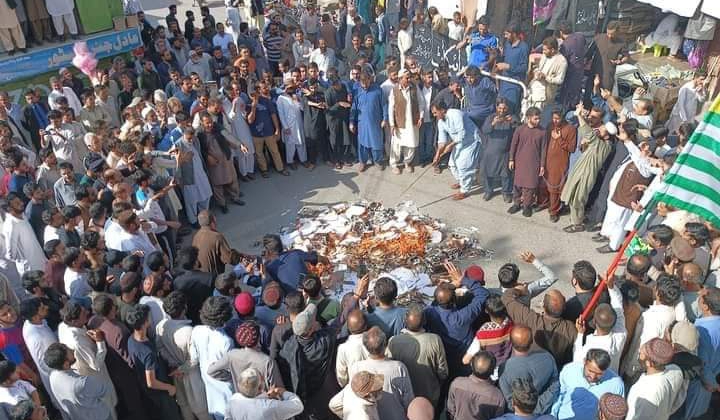 کشمیر، شہروں نے بجلی بل کشتی بنا کر دریا میں بہا دیئے